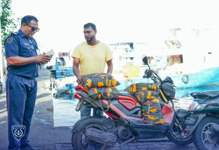 އިމިގްރޭޝަނުން ލޯކަލް މާރުކޭޓު ސަރަހައްދުގައި ކުރިޔަށް ގެންދިޔަ އޮޕަރޭޝަންގެ ތެރެއިން/ ފޮޓޯ: އިމިގްރޭޝަން