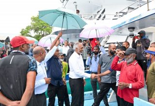 ރައީސް ޑރ. މުހައްމަދު މުއިއްޒު މަސްވެރިންނާއި ބައްދަލުކުރައްވަނީ