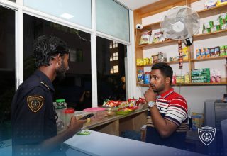 ގަވައިދާ ހިލާފަށް އުޅޭ ބިދޭސީން ހިފެހެއްޓުމަށް ކުރިޔަށް ގެންދާ ރެއިޑުތަކުގެ ތެރެއިން/ ފޮޓޯ: އިމިގްރޭޝަން