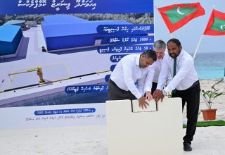 އިހަވަންދޫގައި ޤާއިމްކުރުމަށް ހަމަޖެހިފައިވާ ފިޝަރީޒް ކޮމްޕްލެކްސްގެ ބިންގާ މިނިސްޓަރ ޝިޔާމް އަޅުވައިދެއްވުން/ ފޮޓޯ: ރައީސް އޮފީސް