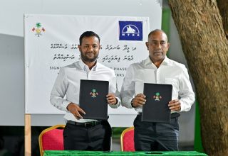ޕްލޭނިން އެންޑް ހައުސިން މިނިސްޓަރ ޑރ. އަބްދުﷲ މުއްތަލިބުއާއި، އެމްޓީސީސީގެ ސީއީއޯ އަހުމަދު ސައުދީ/ ފޮޓޯ: ރައީސް އޮފީސް