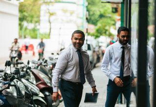 ސުޕްރީމް ކޯޓުގެ ފަނޑިޔާރު މަހާޒް އަލީ ޒާހިރު، ވަކީލު މުހައްމަދު ފައިސަލްއާއި އެކު ކޯޓަށް ވަޑައިގަންނަވަނީ/ ފޮޓޯ: ދައުރު ނޫސް