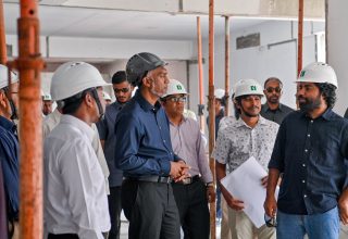 ރައީސުލްޖުމްހޫރިއްޔާ، ކްރިމިނަލް ކޯޓާއި ޑްރަގު ކޯޓުގެ ޖާގައިގެ ދަތިކަމަށް ޙައްލުހޯދުމަށް ތައްޔާރުކުރަމުންދާ ޢިމާރާތް ބައްލަވާލެއްވުން/ ފޮޓޯ: ރައީސް އޮފީސް