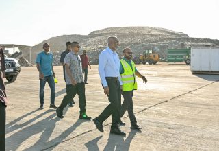 ތިލަފުށީގައި ކުނި މެނޭޖްކުރުމުގެ މަޝްރޫޢު ހިނގަމުންދާ ގޮތް ރައީސް ބައްލަވާލެއްވުން/ ފޮޓޯ: ރައީސް އޮފީސް