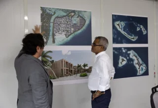 މިނިސްޓަރ ޠާރިޤް އިބްރާހީމް ރިސޯޓް ތަރައްޤީކުރުމުގެ މަޝްރޫޢުގެ މަސައްކަތް ބައްލަވާލެއްވުމަށް އެމްއާރްއޭސީ ޕްރައިވެޓް ލިމިޓެޑަށް ކުއްޔަށް ދޫކޮށްފައިވާ ފަޅަށް ޒިޔާރަތްކުރެއްވުން