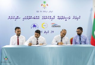 ކޮންޓްރެކްޓަރުންނާއި މިނިސްޓްރީ ދެމެދު ޕްރޮޖެކްޓްގެ އެއްބަސްވުމުގައި ސޮއިކުރެއްވުމުގެ ތެރެއިން/ފޮޓޯ: މިނިސްޓްރީ އޮފް ސްޕޯޓްސް،ފިޓްނެސް އެންޑް ރެކްރިއޭޝަން