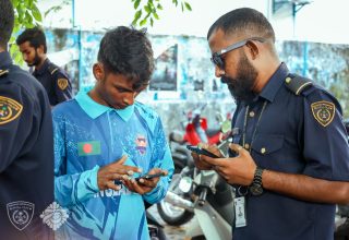 ހީނާމާގެ ޕާކިން ސަރަހައްދުން ބިދޭސީންތަކެއް ހުއްޓުަވައި އިމިގްރޭޝަނުން ސުވާލު ކުރަނީ/ ފޮޓޯ: އިމިގްރޭޝަން