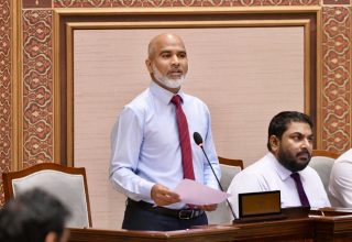 އެޑިއުކޭޝަން މިނިސްޓަރު ޑރ. އިސްމާއިލް ޝަފީއު މަޖިލީހުގެ ޖަލްސާގައި މެންބަރުންގެ ސުވާލުތަކަށް ޖަވާބު ދެއްވަނީ: ފޮޓޯ/މަޖިލިސް