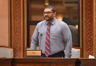 ޑިފެންސް މިނިސްޓަރ ގައްސާން މައުމޫން