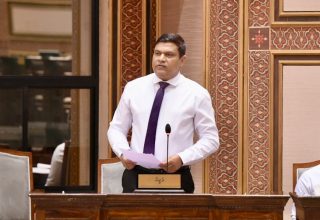 މިނިސްޓަރ އޮފް ޓްރާންސްޕޯޓް އެންޑް ސިވިލް އޭވިއޭޝަން މުޙައްމަދު އަމީންއާއި ސުވާލު ކުރުން/ ފޮޓޯ: މަޖިލިސް