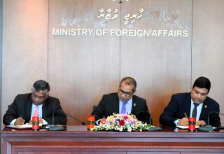 އެމްއޯޔޫތަކުގައި ސޮއިކުރުން: ފޮޓޯ/ފޮރިން މިނިސްޓްރީ