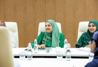 އެމްއައިބީގެ އިސްމަގާމުގެ ފަރާތުން 
  މިނިސްޓަރު ޑރ. އާޢިޝަތު  ޝިހާމްއާއި ބައްދަލުކުރުމުގެ ތެރެއިން/ފޮޓޯ: މިނިސްޓްރީ އޮފް ސޯޝަލް ޑިވެލޮޕްމެންޓް
