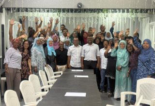 ކުރީގެ ރައީސް މުހައްމަދު ނަޝީދާއި، އެމްޑީޕީގެ ޗެއާޕާސަން ފައްޔާޒް އިސްމާއިލް/ ފޮޓޯ: ފައްޔާޒް