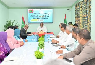 ބ އަތޮޅަށް ކުރައްވާ ދަތުރުފުޅުގެ ތެރެއިން ރައީސް  ޑރ. މުހައްމަދު މުއިއްޒު ކެންދޫ ކައުންސިލާއޮ ބައްދަލު ކުރެއްވުން/ ފޮޓޯ: ރައީސް އޮފީސް