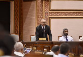 އިސްލާމިކް މިނިސްޓަރ ޑރ  މުހައްމަދު ޘަހީމް އަލީ ސައީދު މަޖިލީހުގެ ތަޅުމުގައި މެންބަރުންގެ ސުވާލުތަކަށް ޖަވާބު ދެއްވަނީ: ފޮޓޯ މަޖިލިސް