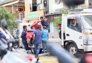 ދިގު މުއްދަތަކަށް ބޭނުން ނުކޮށް ދޫކޮށްލާފައިވާ އުޅަނދުތައް ނެގުމުގެ މަސައްކަތުގެ ތެރެއިން/ ފޮޓޯ: ފުލުހުން