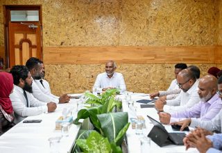 ރައީސުލްޖުމްހޫެެރިއްޔާ އއ. އަތޮޅުގެ ރަށްތަކަށް ކުރައްވާ ދަތުފުފުޅުގެ ތެރެއިން މަތިވެރި ކައުންސިލާއި ބައްދަލު ކުރެއްވުން/ ފޮޓޯ: ރައީސް އޮފީސް