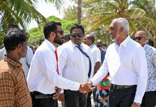 ހދ. އަތޮޅުގެ ދަތުރުފުޅުގެ ތެރެއިން ރައީސް މުެއިއްޒު ކުމުންދޫއަށް ވަޑައިގަތުން/ ފޮޓޯ: ރައީސް އޮފީސް