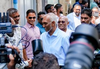 ރައީސުލްޖުމްހޫރިއްޔާ ޑރ. މުހައްމަދު މުއިއްޒު ބައިވެރިވެވަޑައިގެންނެވި، ޕީއެންސީގެ ކައުންސިލް އިންތިހާބުގެ ކެމްޕެއިން ދޮރުން ދޮރަށް ހަރަކާތް/ ފޮޓޯ: ޕީއެންސީ