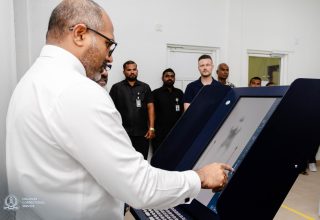 މާފުށީ ޖަލުގައި ބެހެއްޓި ބޮޑީ ސްކޭނިން މެޝިން، ހޯމް މިނިސްޓަރު އަލީ އިހުސާން އިފްތިތާހުކޮށްދެއްވަނީ.-- ފޮޓޯ: ކަރެޝަނަލް ސާވިސް