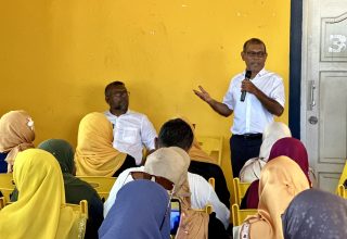 ޗެއާޕާސަން އިންތިހާބުގެ ކެމްޕެއިނުގެ ތެރެއިން ކުރީގެ ރައީސް މުހައްމަދު ނަޝީދާއި، އެމްޑީޕީގެ ކުރީގެ ޗެއާޕާސަން ފައްޔާޒް އިސްމާއިލް / ފޮޓޯ: ކެމްޕެއިން ޓީމް