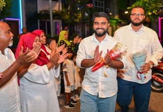 ޝަހުޒާންއާއި ލީވާންއަށް އާއިލާއާއި، ރަހުމަތްތެރިން އަދި ނޫސްވެރިންގެ ފަރާތުން މަރުހަބާ ކިއުން/ ފޮޓޯ: މުހައްމަދު އަފްރާހު - އެކްސް ޕޯސްޓު