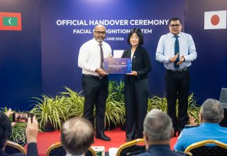 ޖަޕާނު ސަރުކާރުގެ ފަރާތުން ދިވެހިރާއްޖެއަށް ހަދިޔާކުރި "ފޭޝަލް ރިކޮގްނިޝަން ސިސްޓަމް" ރަސްމީކޮށް ހަދިޔާކުރުން--ފޮޓޯ: މޯލްޑިވްސް އިމިގްރޭޝަން