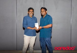 އުރީދޫން އައިފޯން 18އަށް ޕްރީ-އޯޑަރ ކުރި ކަސްޓަމަރުންނަށް ފޯނު ހަވާލުކުރުން/ ފޮޓޯ: އުރީދޫ