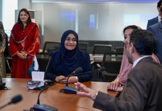 ރައީސުލްޖުމްހޫރިއްޔާގެ އަނބިކަނބަލުން ސާޖިދާ މުޙައްމަދު، ޕާކިސްތާނުގެ އާންމު ސިއްހަތާ ބެހޭ މައި މުއައްސަސާ ކަމަށްވާ ނޭޝަނަލް އިންސްޓިޓިއުޓް އޮފް ހެލްތު (އެން.އައި.އެޗް) އަށް ޒިޔާރަތްކުރެއްވުން