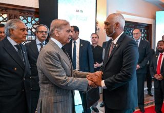 ރައީސް ޑރ. މުހައްމަދު މުއިއްޒު ޕާކިސްތާނުގެ ބޮޑުވަޒީރު ޝެހްބާޒް އާއެކު. ފޮޓޯ: ރައީސް އޮފީސް