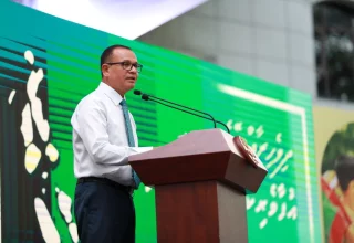 ސިޓީތަކާއި އިދާރީ ދާއިރާތައް ހިންގުމާއި، އާންމު މަސައްކަތްތަކާ ބެހޭ ވަޒީރު އާދަމް ޝަރީފު ޢުމަރު.