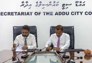 ޖަލު ބަންދު ފިޔަވައި ކަނޑައެޅޭ އިތުރު އަދަބުތައް ތަންފީޒު ކުރުމަށް ކަރެކްޝަންސް އާއި އައްޑޫ ސިޓީ ކައުންސިލްގެ އިދާރާ އާ ދެމެދު ފަހުމްނާމާއެއްގައި ސޮއި ކުރުން/ ފޮޓޯ: ކަރެކްޝަންސް