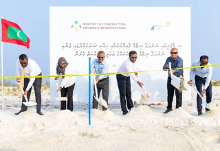 މާފުށީގައި އައު ނަރުދަމާ ނިޒާމެއް ޤާއިމުކުރުމާއި އެ ރަށު ހިއްކި ސަރަހައްދުގައި ފެނާއި ނަރުދަމާ ނިޒާމު ޤާއިމުކުރުމުގެ މަޝްރޫޢު ރަސްމީކޮށް ފެށުން/ ފޮޓޯ: ކޮންސްޓްރަކްޝަން މިނިސްޓްރީ