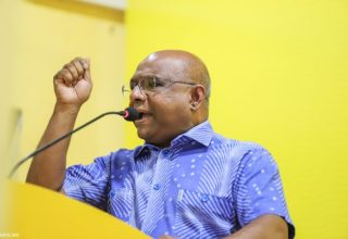 ފޮރިން މިނިސްޓަރު އަބްދުﷲ ޝާޙިދު، ރައީސް ސޯލިހުގެ ކެމްޕެއިން ޖަލްސާގައި/ ފޮޓީޯ: އަރީހު
