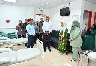 ރައީސް ތެލެސީމިއާ ސެންޓަރަށް ވަޑައިގަތުން --- ފޮޓޯ: ރައީސް އޮފީސް