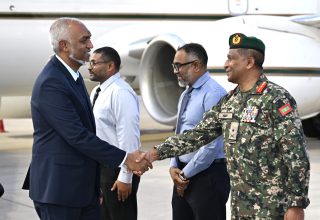 ޢުމްރާގެ އަޅުކަމަށްފަހު ރައީސްގެ ދެކަނބަލުން ރާއްޖެ ވަޑައިގަތުން/ ފޮޓޯ: ރައީސް އޮފީސް
