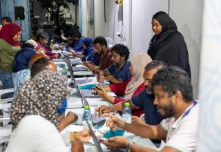 މަސްދަޅު ހޯދަން މާލެ ސަރަހައްދުގައި މީހުން ކިޔުގައި: ފޮޓޯ/ މިހާރު