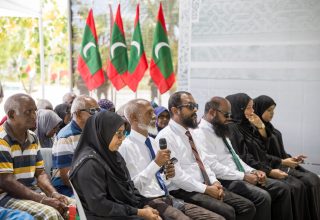 ރައީސް ޑރ. މުހައްމަދު މުއިއްޒު ވ. ރަކީދޫގެ ރައްޔިތުންނާއި ބައްދަލު ކުރެއްވުން/ ފޮޓޯ: އިބްރާހިމް ނިއުމަތުﷲ
