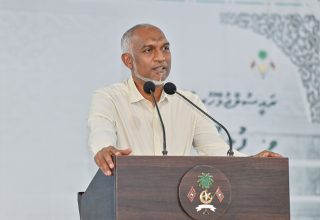 ރައީސުލްޖުމްހޫރިއްޔާ ޑރ. މުހައްމަދު މުއިއްޒު ފުލިދޫގެ ރައްޔިތުންނާއި ބައްދަލު ކުރެއްވުން/ ފޮޓޯ: ރައީސް އޮފީސް