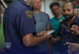 މާލެ ސަރަހައްދުގައި ގަވާއިދާ ހިލާފަށް ވިޔަފާރިކޮށް، ސައްހަ ވިސާއެއް ނެތި އުޅެމުންދާ ބިދޭސީން ބަލައި ފާސްކުރުމަށް އިމިގްރޭޝަންއިން ކުރިއަށްދާ ހަރަކާތުގެ ތެރެއިން.  މި ހަރަކާތުގައި 211 އިމިގްރޭޝަން އޮފިސަރުން ބައިވެރިވޭ / ފޮޓޯ: މޯލްޑިވްސް އިމިގްރޭޝަން