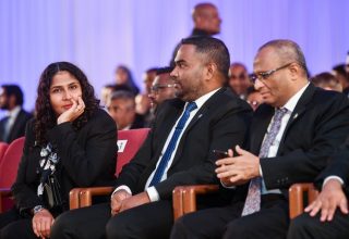 ފަނޑިޔާރުކަމުން ވަކި ކުރި ފަނޑިޔާރު އަޒްމިރަލްދާ ޒާހިރާއި، މަހާޒް އަލީ ޒާހިރު އަދި ކުރީގެ ފަނޑިޔާރު ހުސްނުއްސުއޫދު/ ފޮޓޯ: މިހާރު