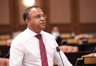 ހެންވޭރު ދެކުުނު ދާއިރާގެ އެމްޑީޕީގެ މެމްބަރު ހުސައިން ޝަހީމް (އަނދުން ހުސައިން).