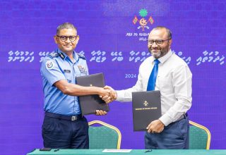އިސްލާމިކް މިނިސްޓަރ ޑރ. ޝަހީލް އަލީ ސައީދާއި، ޕޮލިސް ކޮމިޝަނަރ އަލީ ޝުޖާއު/ ފޮޓޯ: މިނިސްޓްރީ