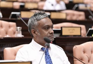 ހެންވޭރު އުތުރު ދާއިރާގެ މެންބަރު އިބްރާހީމް މުއިއްޒު މަޖިލިސް ޖަލްސާއެއްގައި.
