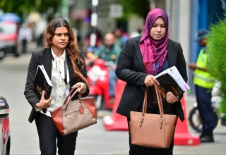 ރައްޔިތުންގެ މަޖިލީހުގެ އަމީން އާންމު ފާތިމަތު ނިއުޝާ އާއި، ކައުންސެލް ޖެނެރަލް ފާތިމަތު ފިލްޒާ/ ފޮޓޯ: މިހާރު