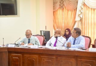 ރައްޔިތުންގެ މަޖިލީހުގެ މާލިއްޔަތު ކޮމިޓީ ބައްދަލުވުމުގެ ތެރެއިން. ފޮޓޯ: މަޖިލިސް