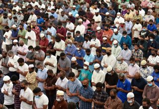 ހުކުރު ނަމާދުގެ ހުތުބާ ކުރިއަށްދަނީ.