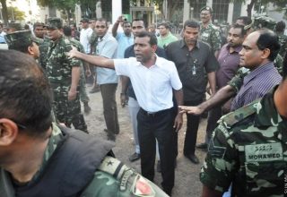 2012 ވަނަ އަހަރުގެ ފެބްރުއަރީ މަހުގެ ހަތް ވަނަ ދުވަހު ރައީސް ނަޝީދުއާއި ދެކޮޅަށް ޖުމްހޫރީ މައިދާނުގައި ކުރި މުޒާހަރާގެ ތެރެއިން އެއްވެފައި ތިބި ފުލުހުންނާއި ނަޝީދު ވާހަކަފުޅު ދައްކަވަނީ