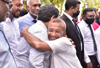 ފުވައްމުލަކު މެދު ދާއިރާގެ ކުރީގެ  މެމްބަރު ޝިފާގު މުފީދާއި ރައީސް ޔާމީން/ ފޮޓޯ: ވޮއިސް