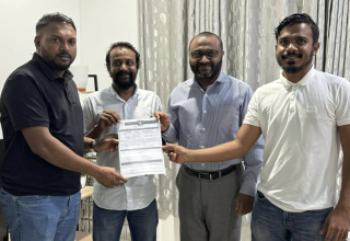 ދެއްވަދޫ ކައުންސިލްގެ ކުރީގެ ރައީސް ޕީއެންސީއަށް ސޮއި ކުރެއްވުން/ ފޮޓޯ: ސޯޝަލް މީޑީއާ